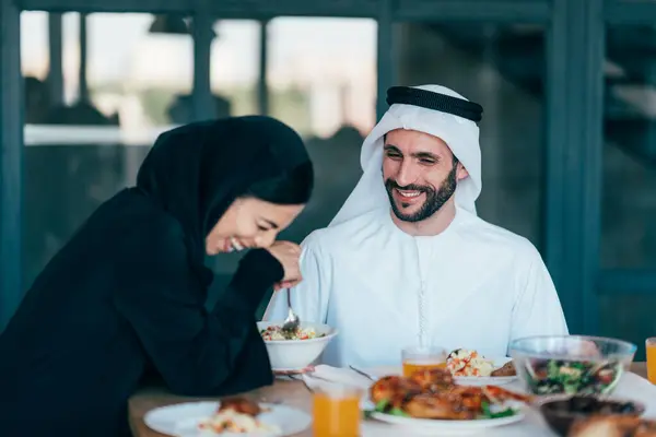 来自迪拜的传统阿拉伯家庭一起呆在家里 关于阿联酋文化 父母身份 收养和家庭生活方式的概念 — 图库照片