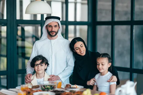 Familia Árabe Tradicional Dubai Pasando Tiempo Juntos Casa Concepto Sobre —  Fotos de Stock