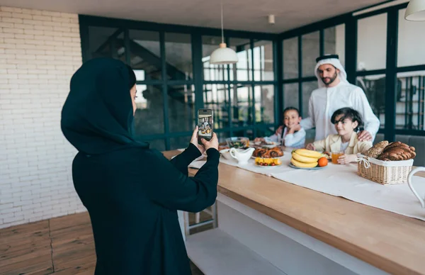 Familia Árabe Tradicional Dubai Pasando Tiempo Juntos Casa Concepto Sobre — Foto de Stock