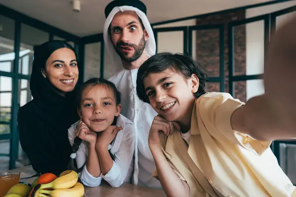 두바이 출신의 전통적인 아라비아 가족은 집에서 시간을 보냅니다 에미리트 생활에 — 스톡 사진