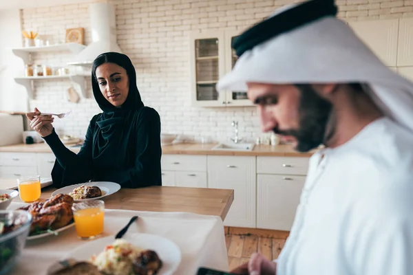 Familia Árabe Tradicional Dubai Pasando Tiempo Juntos Casa Concepto Sobre —  Fotos de Stock