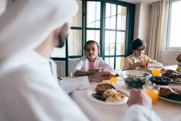 Familia Árabe Tradicional Dubai Pasando Tiempo Juntos Casa Concepto Sobre — Foto de Stock