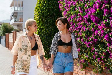 Açık havada flört eden çok ırklı güzel lezbiyen çift - LGBT 'li insanların birlikte zaman geçirmesi, LGBTQ topluluğu, çeşitlilik, aşk ve yaşam tarzı kavramları