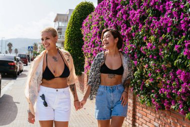 Açık havada flört eden çok ırklı güzel lezbiyen çift - LGBT 'li insanların birlikte zaman geçirmesi, LGBTQ topluluğu, çeşitlilik, aşk ve yaşam tarzı kavramları