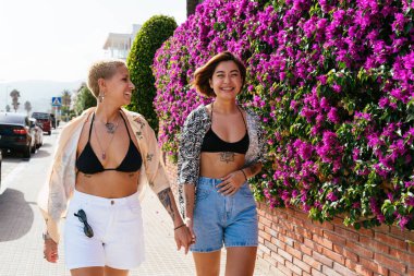 Açık havada flört eden çok ırklı güzel lezbiyen çift - LGBT 'li insanların birlikte zaman geçirmesi, LGBTQ topluluğu, çeşitlilik, aşk ve yaşam tarzı kavramları