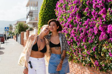 Açık havada flört eden çok ırklı güzel lezbiyen çift - LGBT 'li insanların birlikte zaman geçirmesi, LGBTQ topluluğu, çeşitlilik, aşk ve yaşam tarzı kavramları