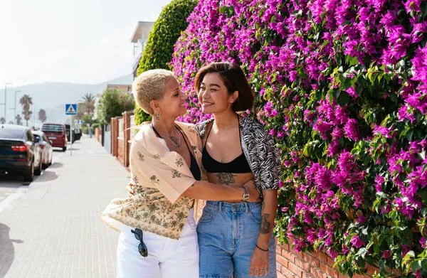 Hermosa Pareja Multiétnica Lesbiana Amantes Citas Aire Libre Personas Lgbt — Foto de Stock