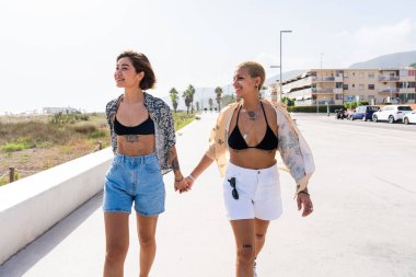 Açık havada flört eden çok ırklı güzel lezbiyen çift - LGBT 'li insanların birlikte zaman geçirmesi, LGBTQ topluluğu, çeşitlilik, aşk ve yaşam tarzı kavramları