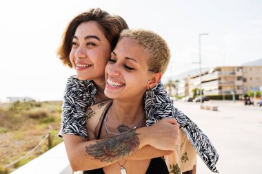 Açık havada flört eden çok ırklı güzel lezbiyen çift - LGBT 'li insanların birlikte zaman geçirmesi, LGBTQ topluluğu, çeşitlilik, aşk ve yaşam tarzı kavramları