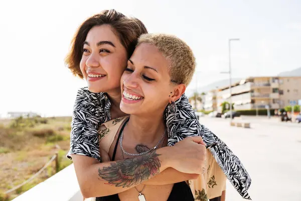 Prachtige Multi Etnische Lesbische Paar Minnaars Daten Buiten Lgbt Mensen — Stockfoto