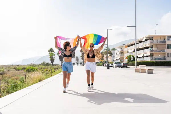 Schöne Multiethnische Lesbische Liebespaare Die Sich Freien Treffen Lgbt Menschen — Stockfoto