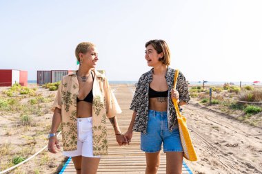 Açık havada flört eden çok ırklı güzel lezbiyen çift - LGBT 'li insanların birlikte zaman geçirmesi, LGBTQ topluluğu, çeşitlilik, aşk ve yaşam tarzı kavramları