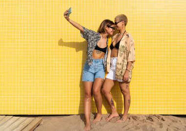 Açık havada flört eden çok ırklı güzel lezbiyen çift - LGBT 'li insanların birlikte zaman geçirmesi, LGBTQ topluluğu, çeşitlilik, aşk ve yaşam tarzı kavramları