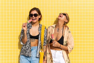 Açık havada flört eden çok ırklı güzel lezbiyen çift - LGBT 'li insanların birlikte zaman geçirmesi, LGBTQ topluluğu, çeşitlilik, aşk ve yaşam tarzı kavramları