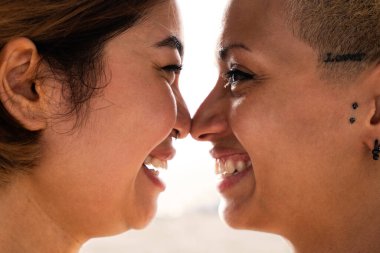 Açık havada flört eden çok ırklı güzel lezbiyen çift - LGBT 'li insanların birlikte zaman geçirmesi, LGBTQ topluluğu, çeşitlilik, aşk ve yaşam tarzı kavramları