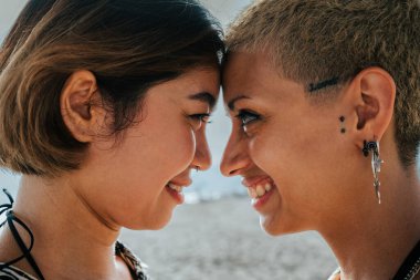 Açık havada flört eden çok ırklı güzel lezbiyen çift - LGBT 'li insanların birlikte zaman geçirmesi, LGBTQ topluluğu, çeşitlilik, aşk ve yaşam tarzı kavramları