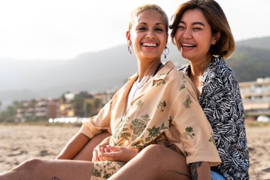 Açık havada flört eden çok ırklı güzel lezbiyen çift - LGBT 'li insanların birlikte zaman geçirmesi, LGBTQ topluluğu, çeşitlilik, aşk ve yaşam tarzı kavramları