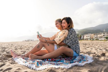 Açık havada flört eden çok ırklı güzel lezbiyen çift - LGBT 'li insanların birlikte zaman geçirmesi, LGBTQ topluluğu, çeşitlilik, aşk ve yaşam tarzı kavramları