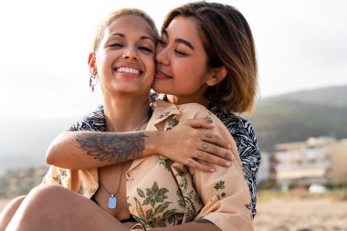 Açık havada flört eden çok ırklı güzel lezbiyen çift - LGBT 'li insanların birlikte zaman geçirmesi, LGBTQ topluluğu, çeşitlilik, aşk ve yaşam tarzı kavramları