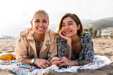 Açık havada flört eden çok ırklı güzel lezbiyen çift - LGBT 'li insanların birlikte zaman geçirmesi, LGBTQ topluluğu, çeşitlilik, aşk ve yaşam tarzı kavramları