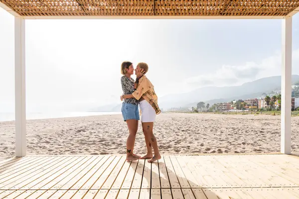Pasangan Kekasih Lesbian Multietnis Yang Cantik Berkencan Luar Ruangan Orang — Stok Foto