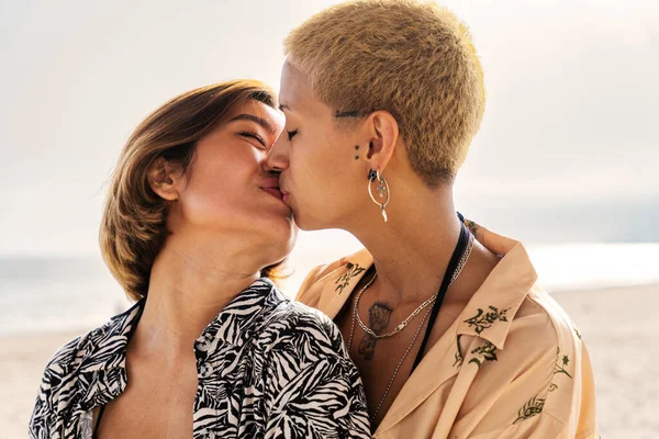 Prachtige Multi Etnische Lesbische Paar Minnaars Daten Buiten Lgbt Mensen — Stockfoto