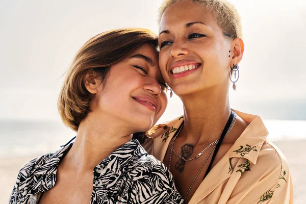 Beau Couple Lesbienne Multiethnique Amoureux Datant Extérieur Les Personnes Lgbt — Photo