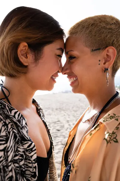 Beau Couple Lesbienne Multiethnique Amoureux Datant Extérieur Les Personnes Lgbt — Photo