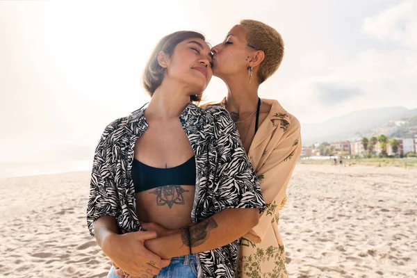 Beau Couple Lesbienne Multiethnique Amoureux Datant Extérieur Les Personnes Lgbt — Photo