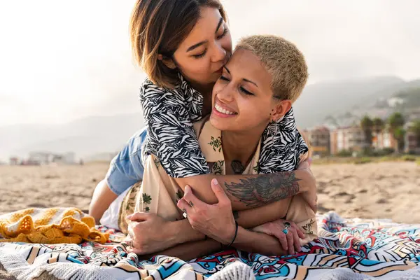 Hermosa Pareja Multiétnica Lesbiana Amantes Citas Aire Libre Personas Lgbt —  Fotos de Stock