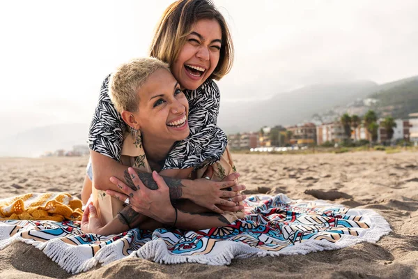 Hermosa Pareja Multiétnica Lesbiana Amantes Citas Aire Libre Personas Lgbt —  Fotos de Stock