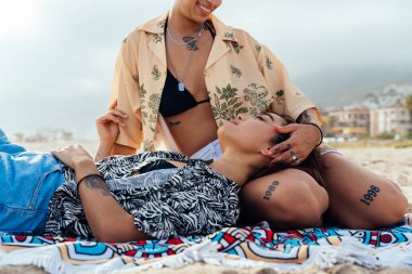 Açık havada flört eden çok ırklı güzel lezbiyen çift - LGBT 'li insanların birlikte zaman geçirmesi, LGBTQ topluluğu, çeşitlilik, aşk ve yaşam tarzı kavramları