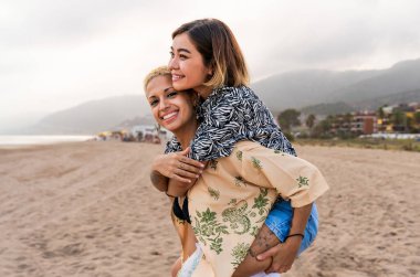 Açık havada flört eden çok ırklı güzel lezbiyen çift - LGBT 'li insanların birlikte zaman geçirmesi, LGBTQ topluluğu, çeşitlilik, aşk ve yaşam tarzı kavramları