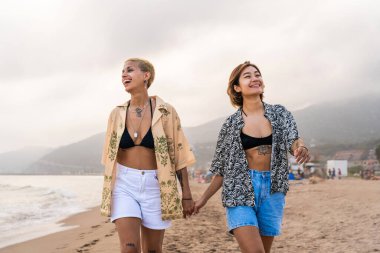 Açık havada flört eden çok ırklı güzel lezbiyen çift - LGBT 'li insanların birlikte zaman geçirmesi, LGBTQ topluluğu, çeşitlilik, aşk ve yaşam tarzı kavramları