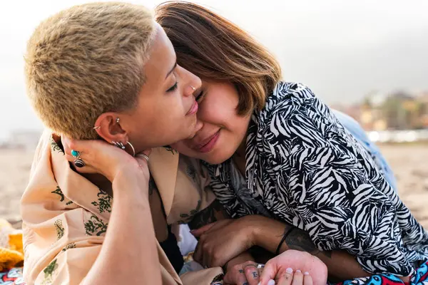 Bella Coppia Lesbica Multietnica Amanti Incontri All Aperto Persone Lgbt — Foto Stock