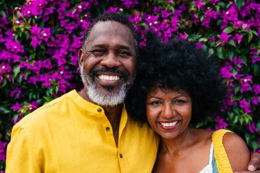 Güzel, olgun, siyahi çift deniz kenarında flört ediyor evli, orta yaşlı çift dışarıda eğleniyor, ilişki, yaşam tarzı ve yaşam kalitesi kavramları.