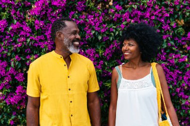 Güzel, olgun, siyahi çift deniz kenarında flört ediyor evli, orta yaşlı çift dışarıda eğleniyor, ilişki, yaşam tarzı ve yaşam kalitesi kavramları.