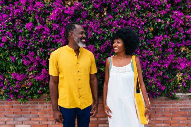 Güzel, olgun, siyahi çift deniz kenarında flört ediyor evli, orta yaşlı çift dışarıda eğleniyor, ilişki, yaşam tarzı ve yaşam kalitesi kavramları.