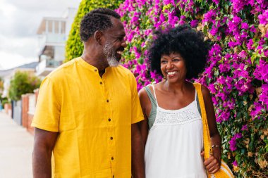 Güzel, olgun, siyahi çift deniz kenarında flört ediyor evli, orta yaşlı çift dışarıda eğleniyor, ilişki, yaşam tarzı ve yaşam kalitesi kavramları.