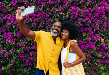 Güzel, olgun, siyahi çift deniz kenarında flört ediyor evli, orta yaşlı çift dışarıda eğleniyor, ilişki, yaşam tarzı ve yaşam kalitesi kavramları.