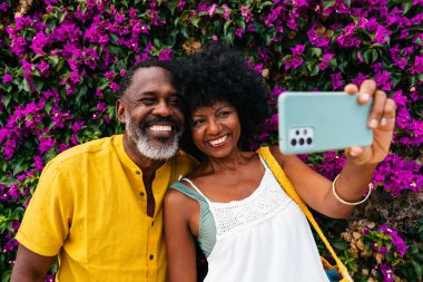 Güzel, olgun, siyahi çift deniz kenarında flört ediyor evli, orta yaşlı çift dışarıda eğleniyor, ilişki, yaşam tarzı ve yaşam kalitesi kavramları.