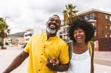 Güzel, olgun, siyahi çift deniz kenarında flört ediyor evli, orta yaşlı çift dışarıda eğleniyor, ilişki, yaşam tarzı ve yaşam kalitesi kavramları.