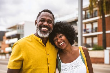 Güzel, olgun, siyahi çift deniz kenarında flört ediyor evli, orta yaşlı çift dışarıda eğleniyor, ilişki, yaşam tarzı ve yaşam kalitesi kavramları.