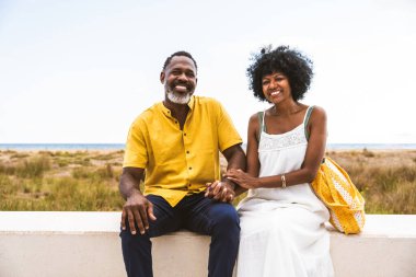 Güzel, olgun, siyahi çift deniz kenarında flört ediyor evli, orta yaşlı çift dışarıda eğleniyor, ilişki, yaşam tarzı ve yaşam kalitesi kavramları.