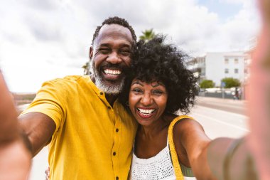 Güzel, olgun, siyahi çift deniz kenarında flört ediyor evli, orta yaşlı çift dışarıda eğleniyor, ilişki, yaşam tarzı ve yaşam kalitesi kavramları.