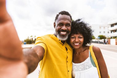 Güzel, olgun, siyahi çift deniz kenarında flört ediyor evli, orta yaşlı çift dışarıda eğleniyor, ilişki, yaşam tarzı ve yaşam kalitesi kavramları.