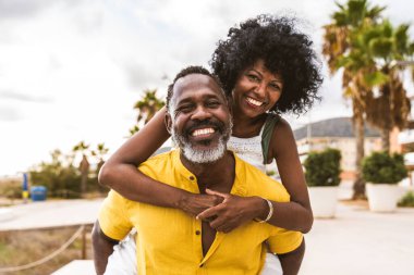 Güzel, olgun, siyahi çift deniz kenarında flört ediyor evli, orta yaşlı çift dışarıda eğleniyor, ilişki, yaşam tarzı ve yaşam kalitesi kavramları.