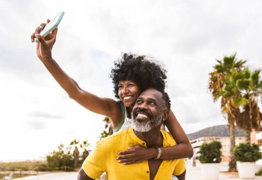 Güzel, olgun, siyahi çift deniz kenarında flört ediyor evli, orta yaşlı çift dışarıda eğleniyor, ilişki, yaşam tarzı ve yaşam kalitesi kavramları.