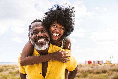 Güzel, olgun, siyahi çift deniz kenarında flört ediyor evli, orta yaşlı çift dışarıda eğleniyor, ilişki, yaşam tarzı ve yaşam kalitesi kavramları.