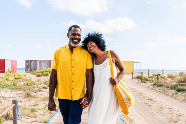 Güzel, olgun, siyahi çift deniz kenarında flört ediyor evli, orta yaşlı çift dışarıda eğleniyor, ilişki, yaşam tarzı ve yaşam kalitesi kavramları.